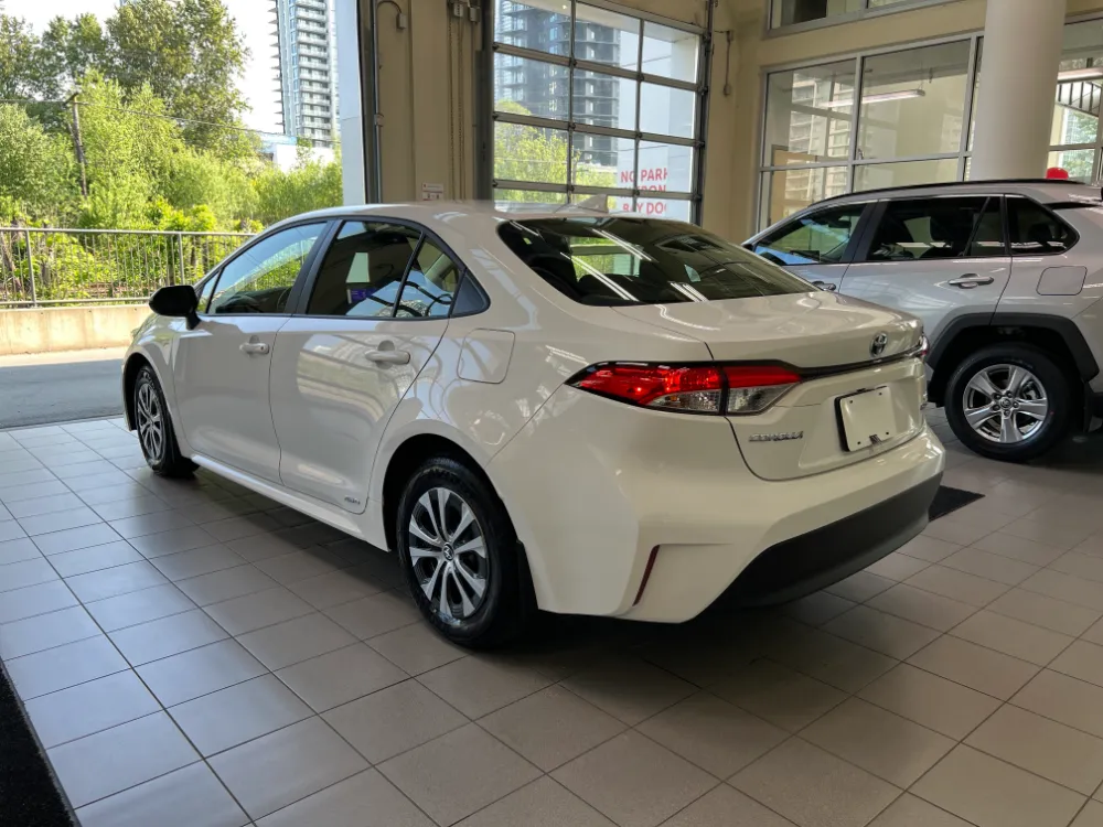 2023 toyota corolla hybrid le white 6